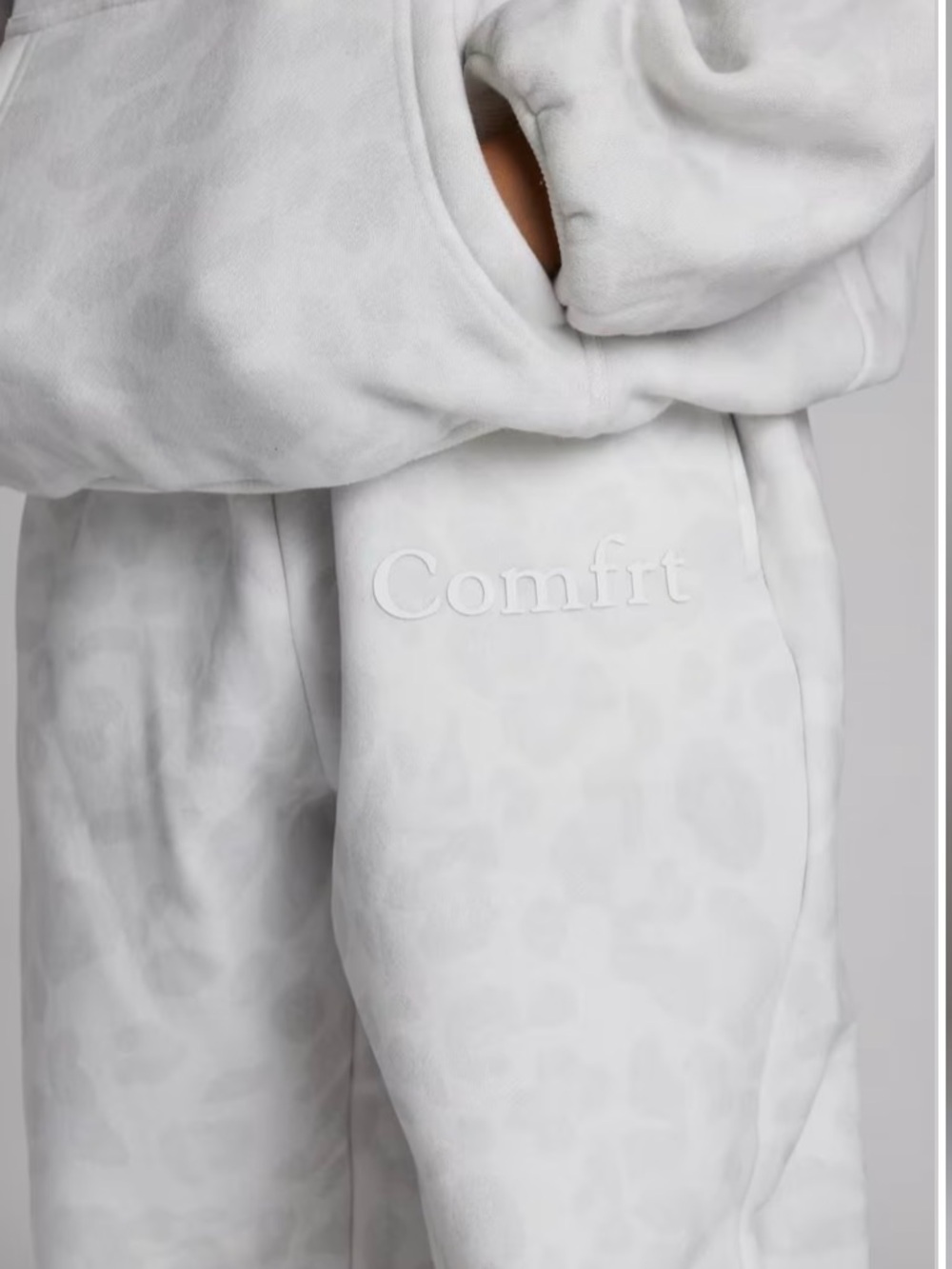 Comfrt youth L White snow leopard  Cozy Joggers